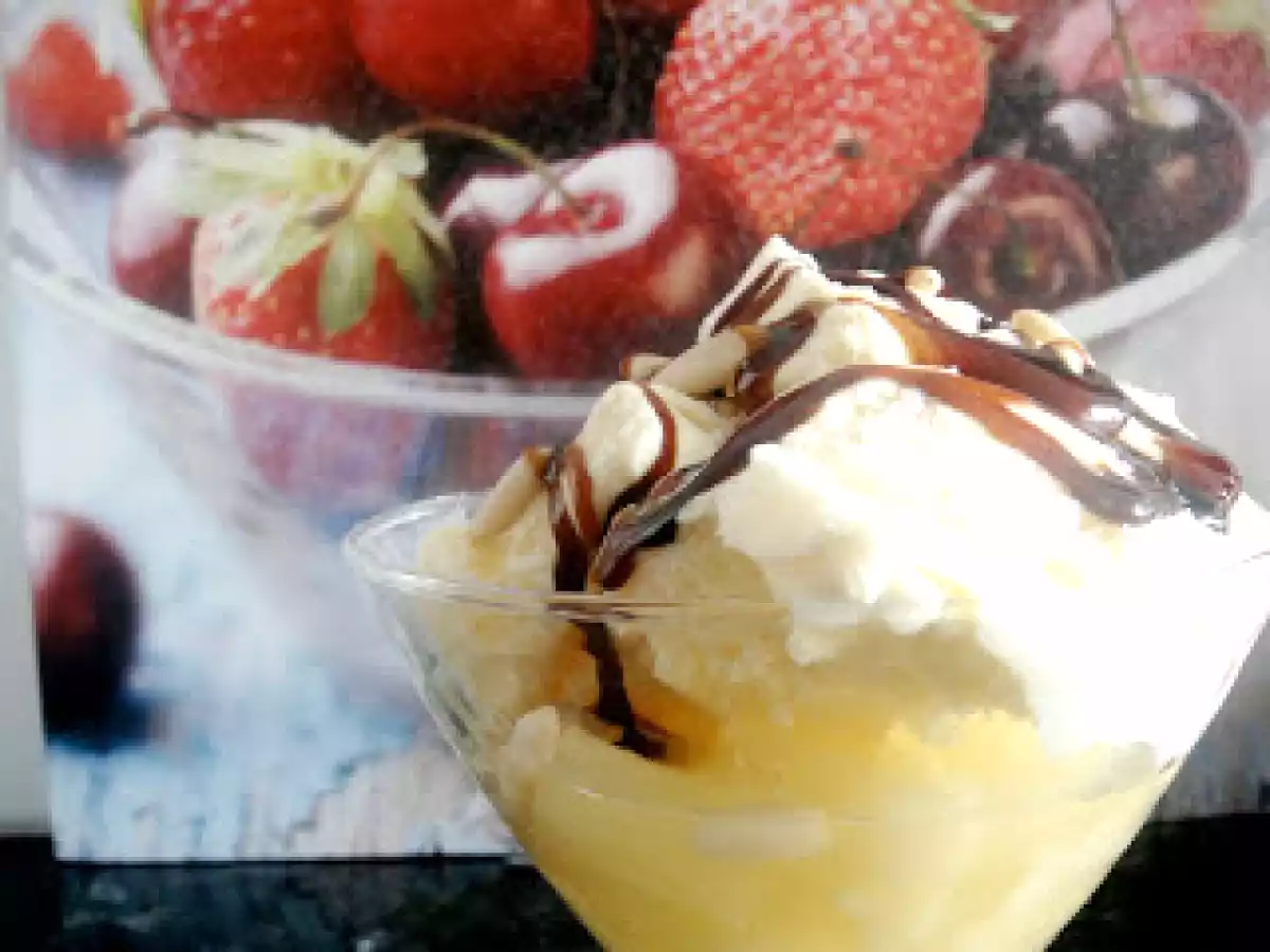 Copa de vainilla y piña al caramelo