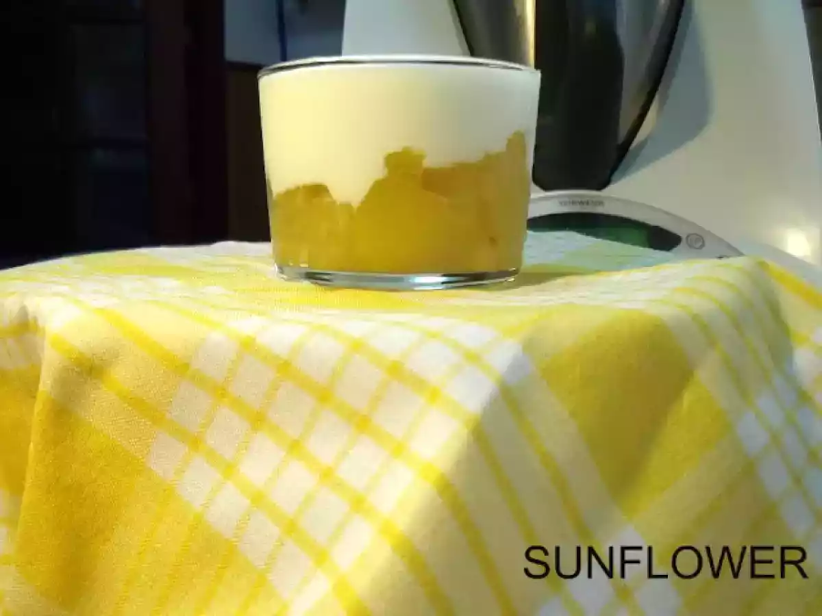 Copa de yogur y compota de manzana