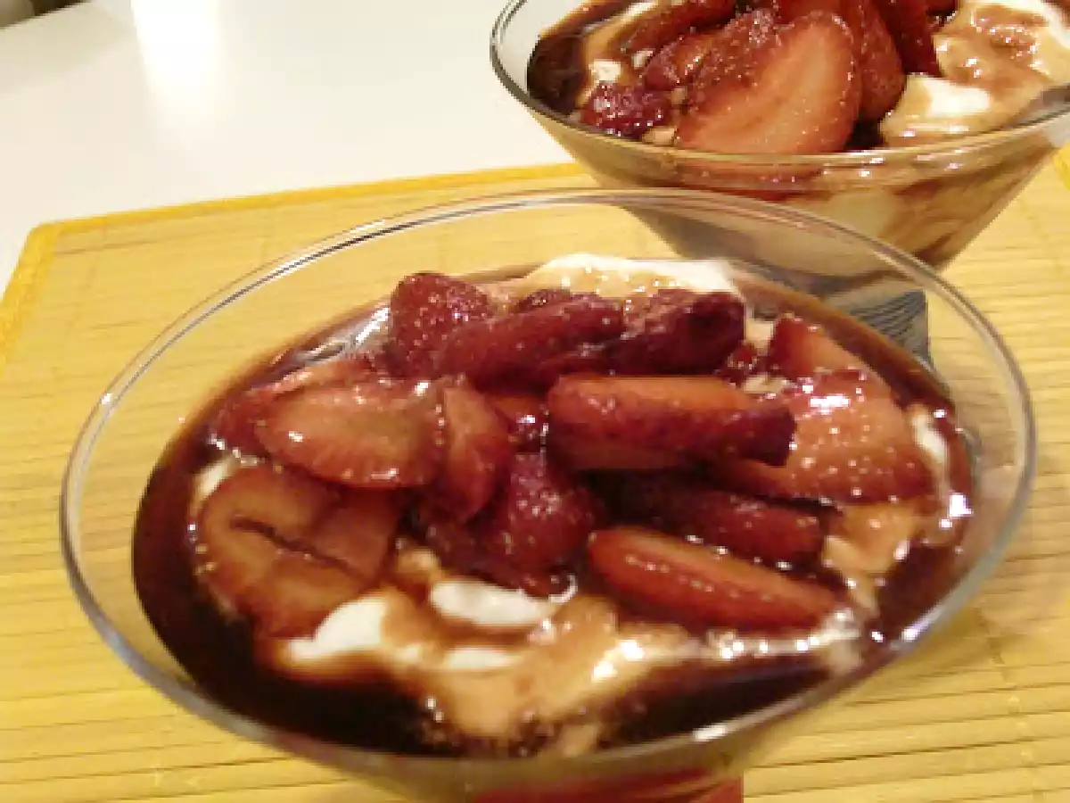 Copa de yogur y fresas maceradas en vinagre de módena