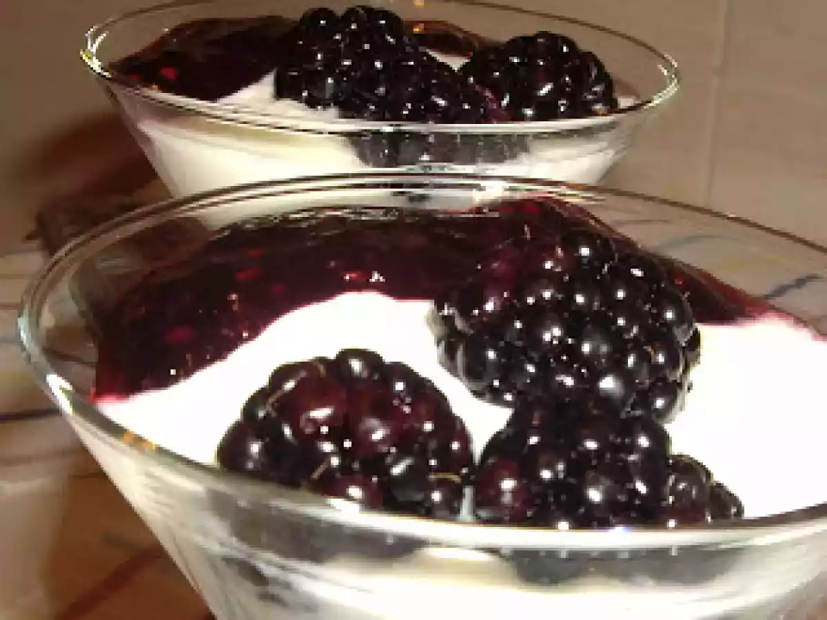 Copa de yogur y moras