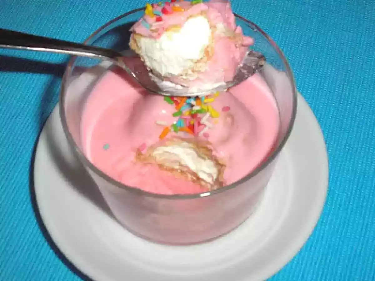 COPA Y TARTA DE FRESA Y NATA