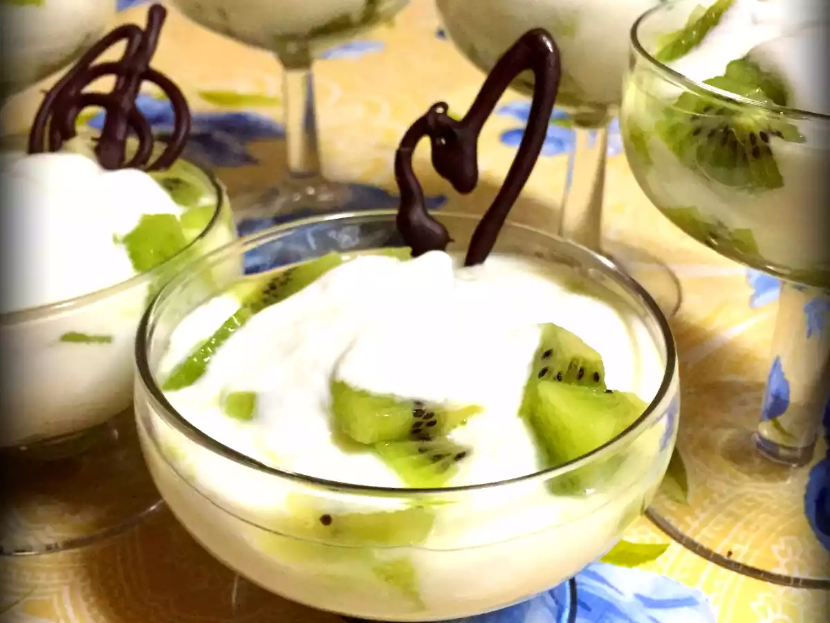 Copas de kiwi y queso batido