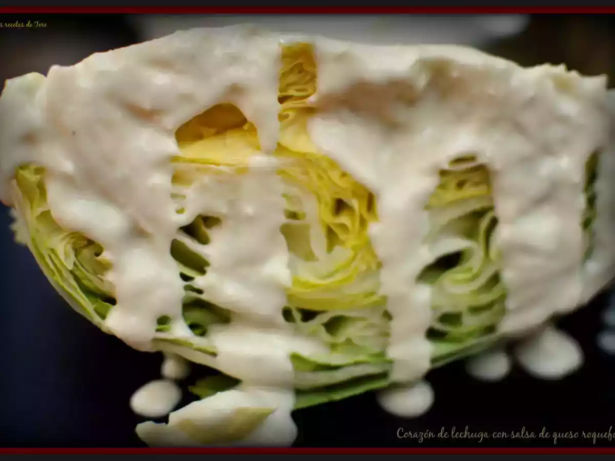 Corazón de lechuga con salsa de queso roquefort