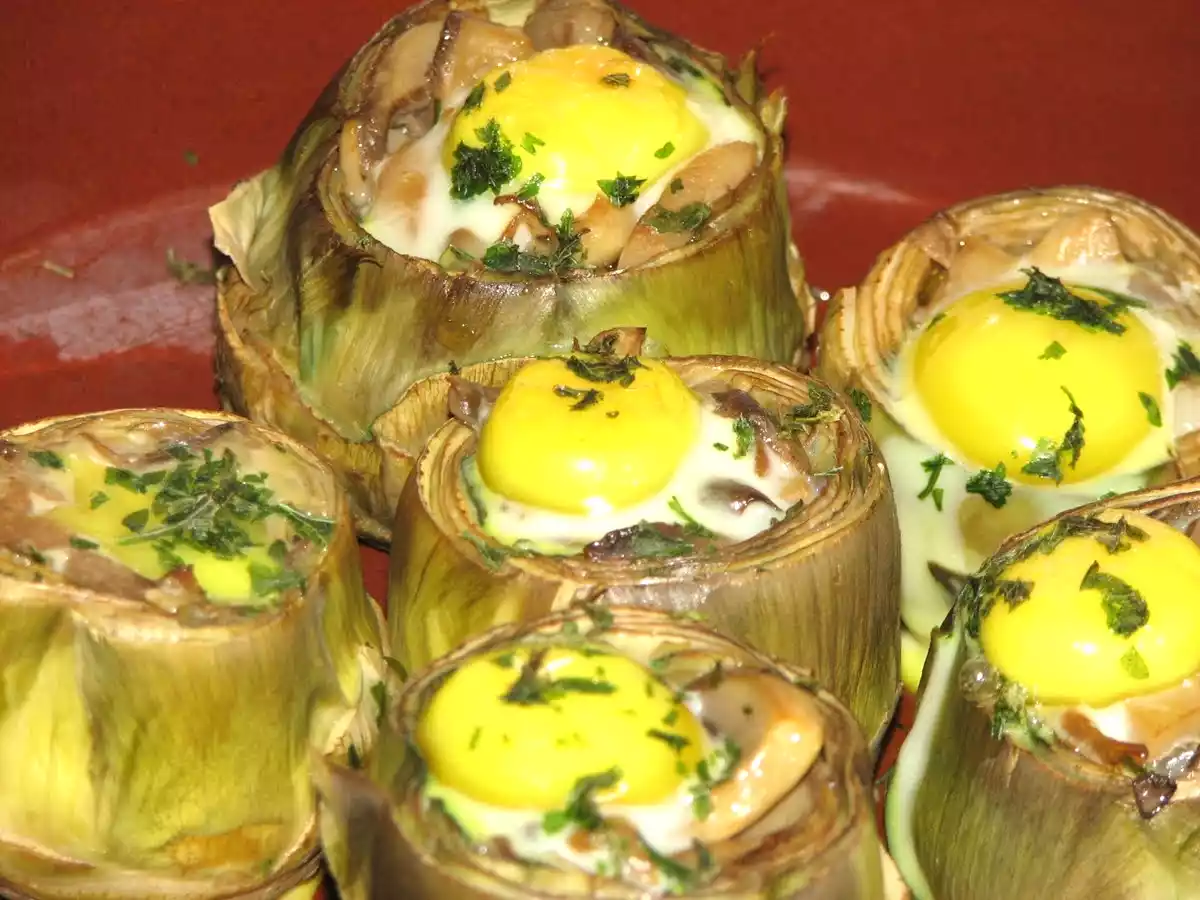 Corazones de alcachofa rellenos de virutas de jamón y huevo de codorniz