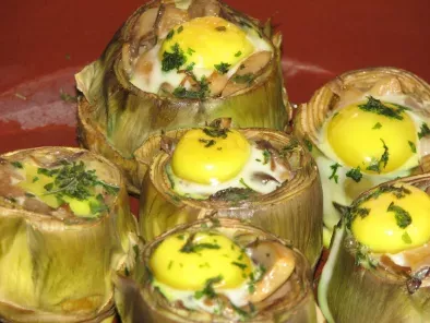 Corazones de alcachofa rellenos de virutas de jamón y huevo de codorniz