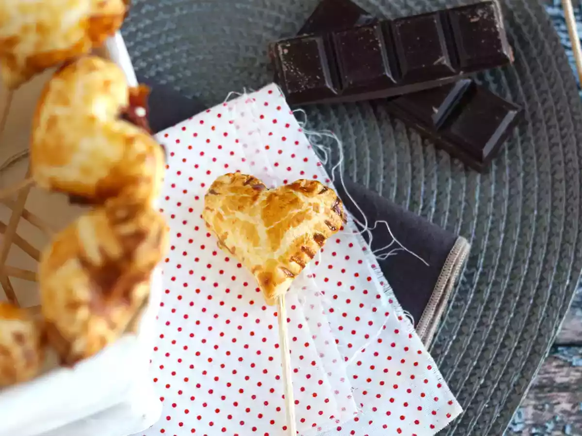 Corazones de hojaldre rellenos de frambuesa y chocolate. También conocidos como pie pop - foto 2