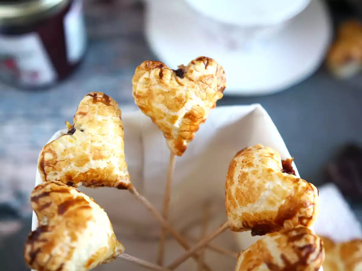 Corazones de hojaldre rellenos de frambuesa y chocolate. También conocidos como pie pop - foto 3