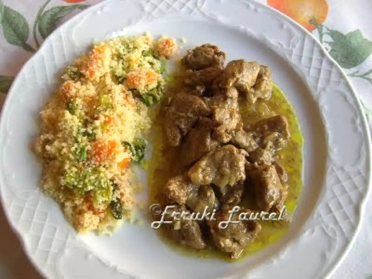 Cordero al curry con guarnición cous-cous