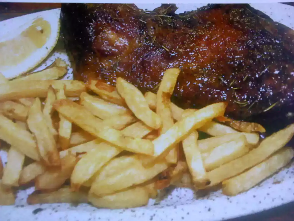 Cordero asado con patatas fritas