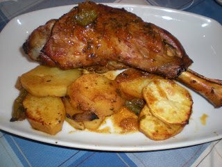 Cordero guisado al horno con patatas panaderas - Receta Petitchef