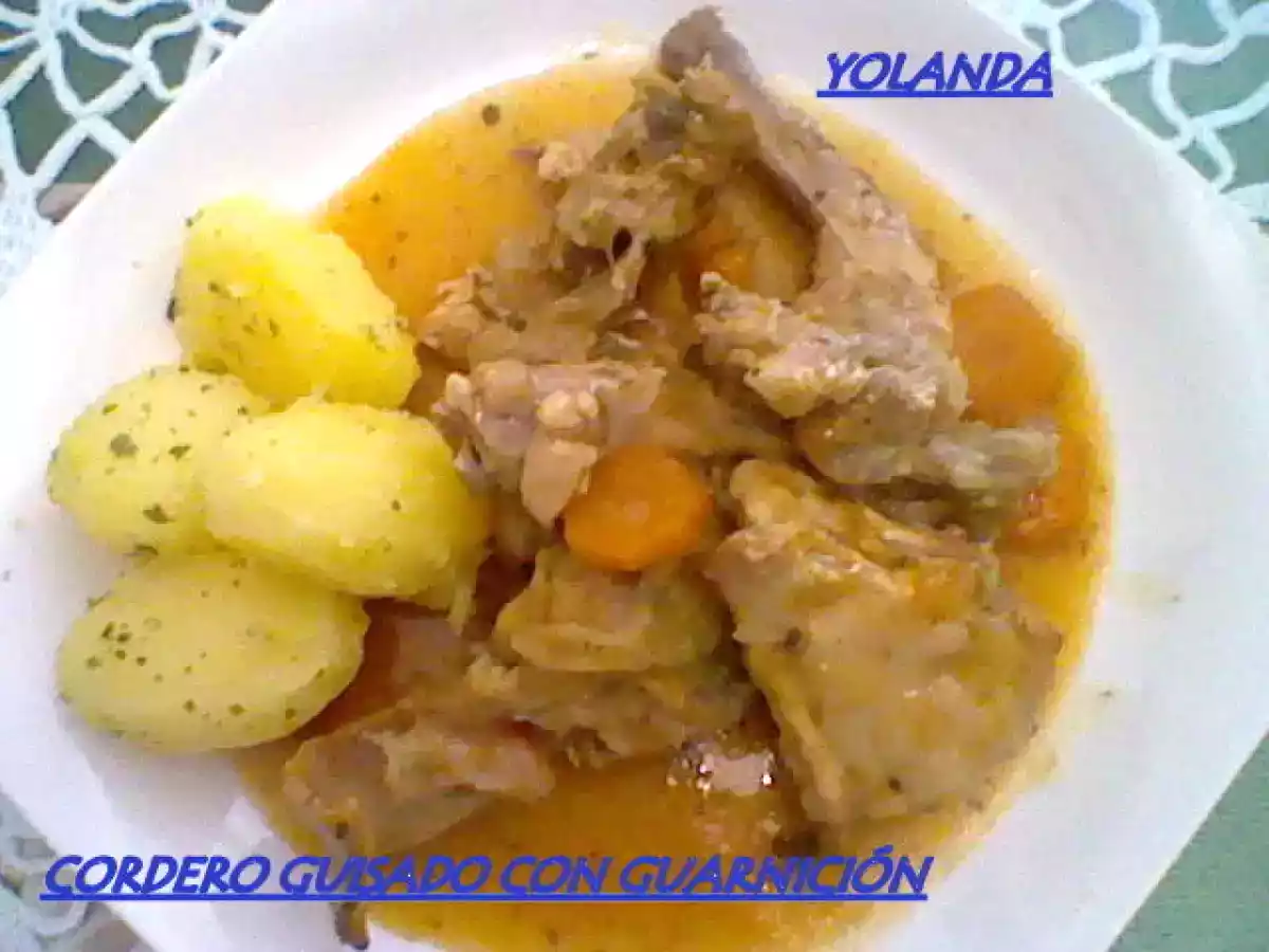 CORDERO GUISADO CON GUARNICIÓN