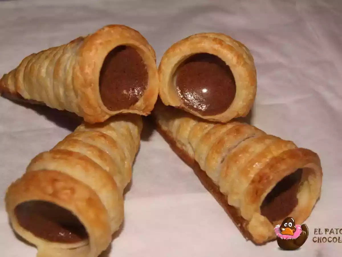 CORNETES DE HOJALDRE RELLENOS DE MOUSSE DE CHOCOLATE