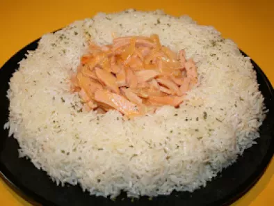 Corona de arroz con salchicha alemana