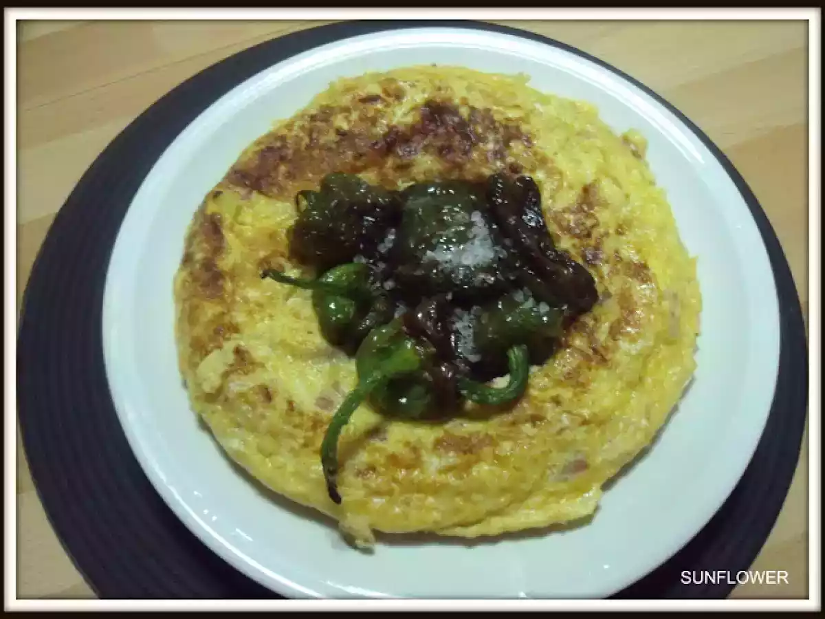 Corona de tortilla de patatas con pimientos verdes fritos (thermomix)