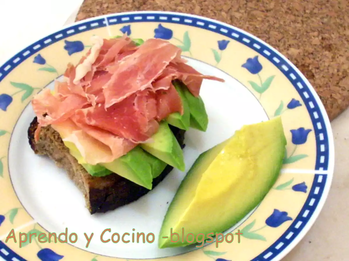 Coronado serrano de pan con aguacate