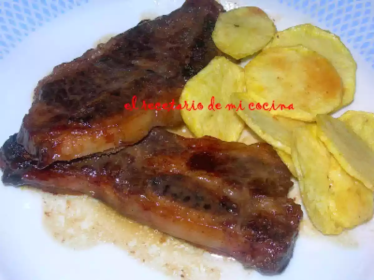 COSTILLA DE TERNERA CON PATATAS Y SALSA DE UVAS