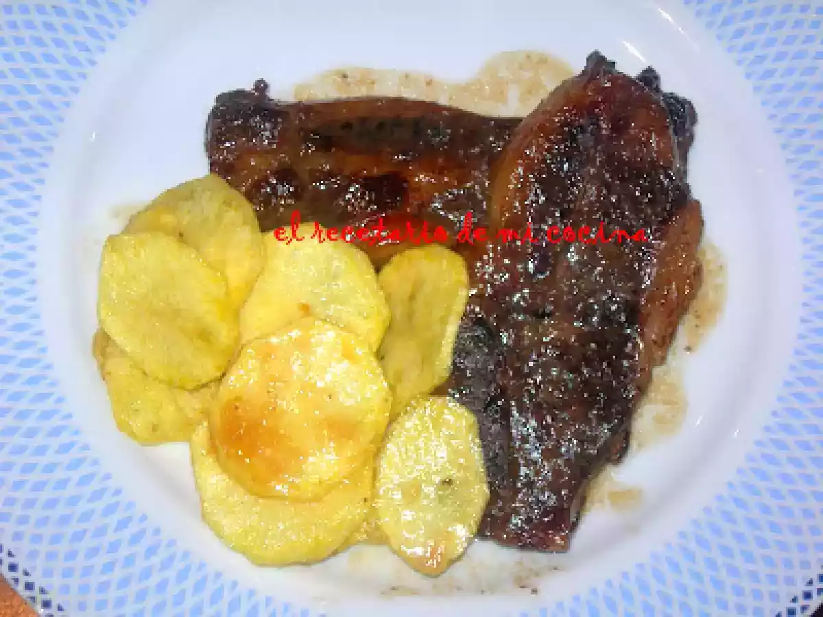 COSTILLA DE TERNERA CON PATATAS Y SALSA DE UVAS - foto 2