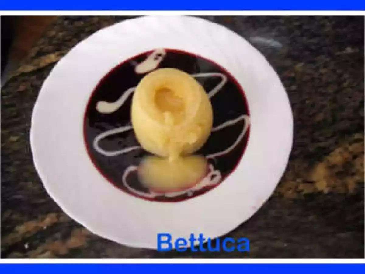 Coulant de chocolate blanco sobre coulis de frutos rojos del bosque