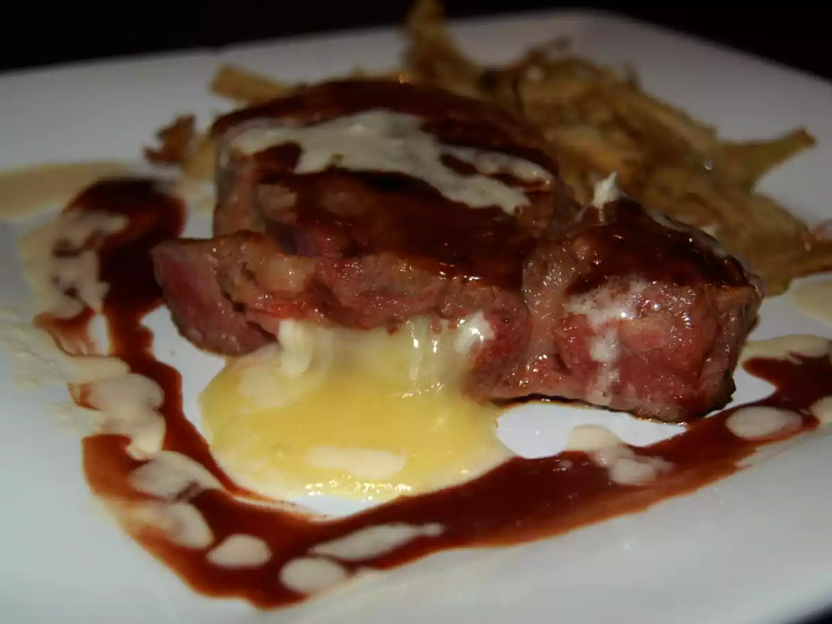 ?Coulant? de ternera con dos salsas y xips de alcachofa