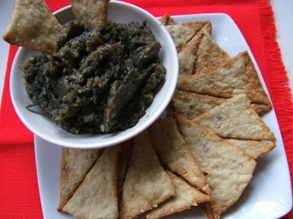 Crackers de sésamo con dip de berenjenas