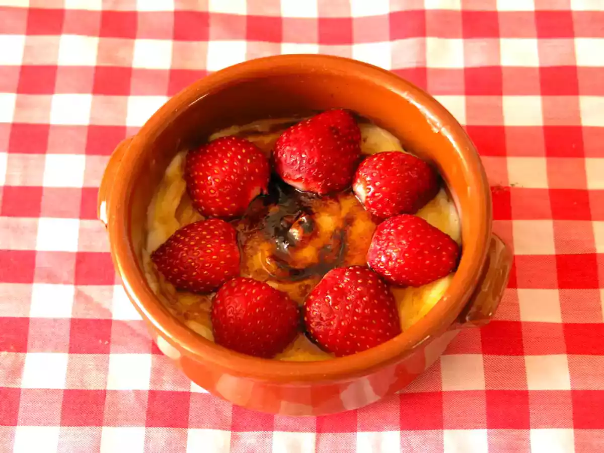 Crema catalana con fresas, un postre fácil de hacer