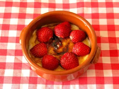 Crema catalana con fresas, un postre fácil de hacer