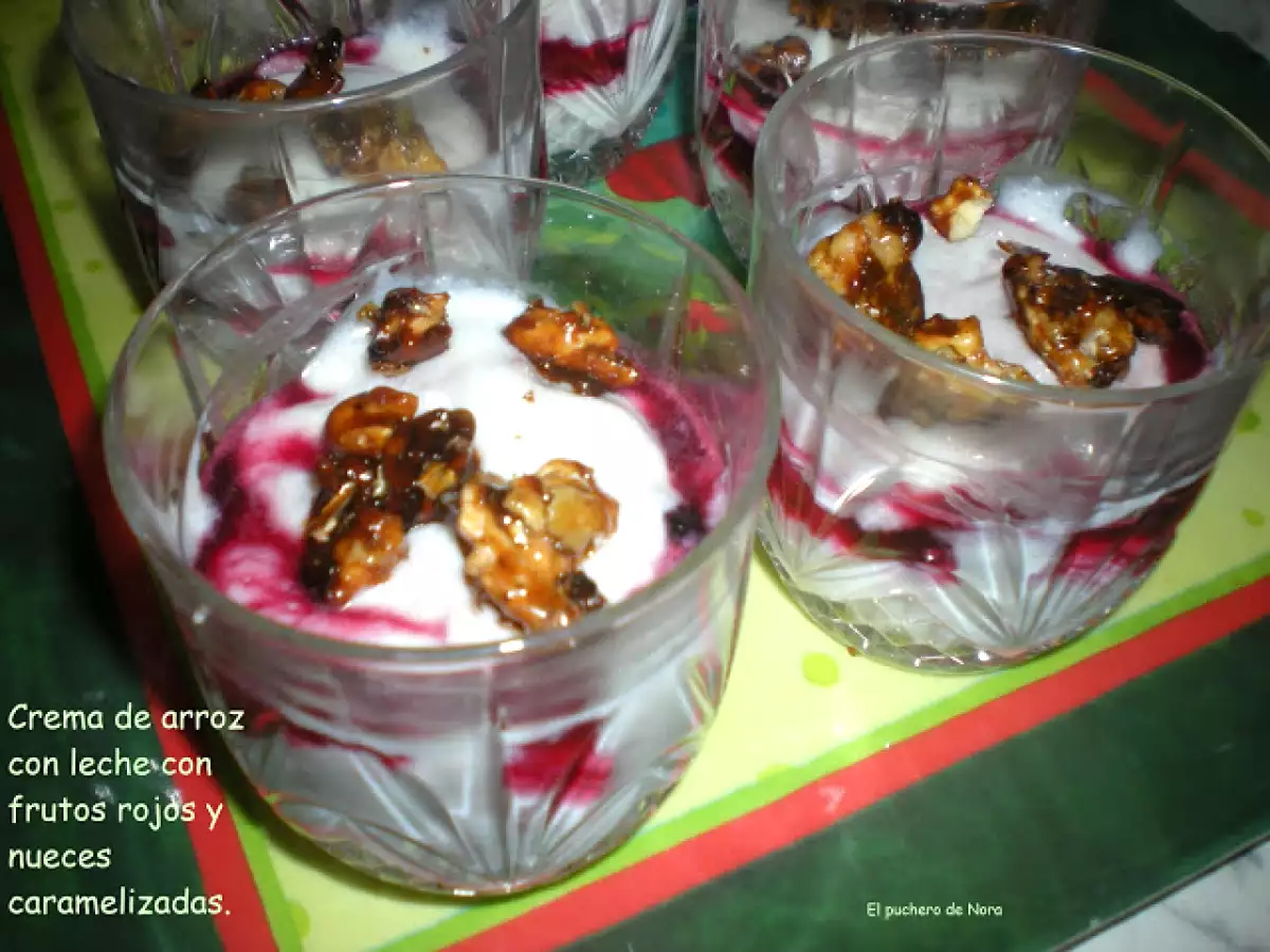 Crema de arroz con leche con frutos rojos y nueces caramelizadas.