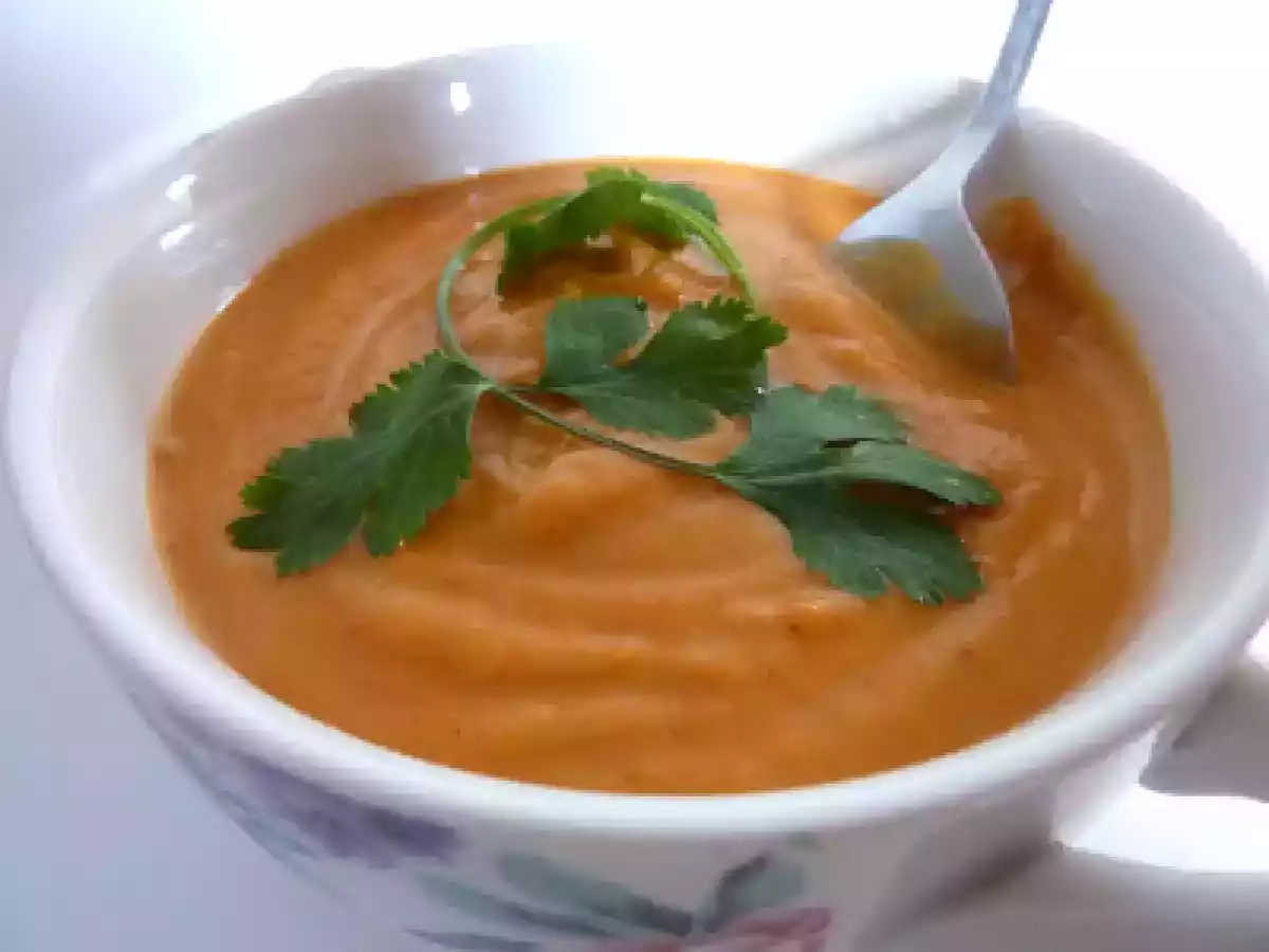 Crema de batata, curry rojo y leche de coco