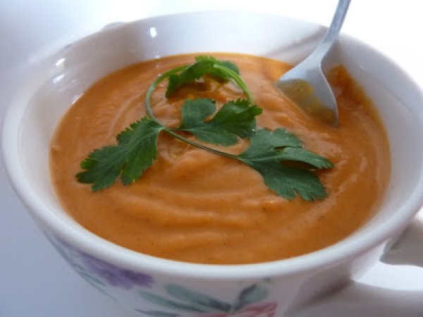 Crema de batata, curry rojo y leche de coco