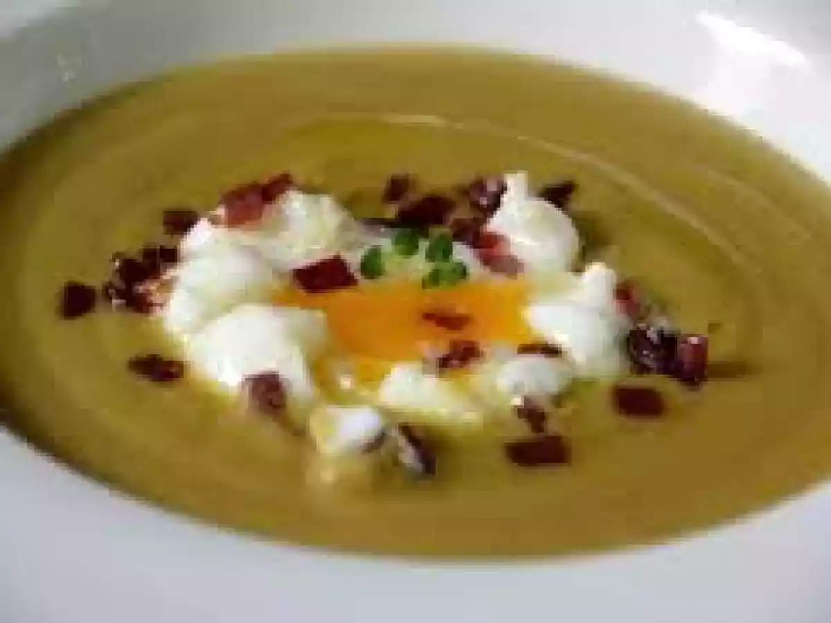 Crema de borrajas con virutas de jamon de teruel y huevos de codorniz