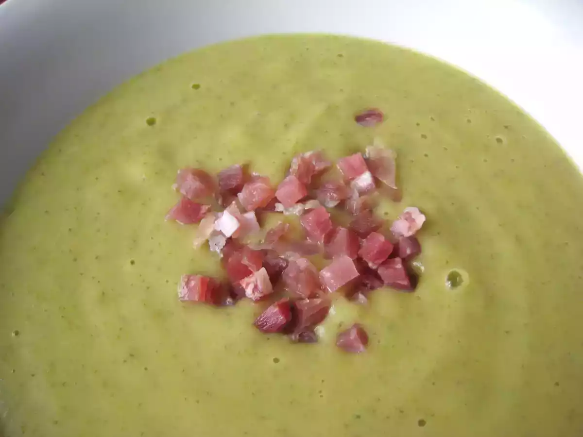 Crema de brócoli con taquitos de jamón