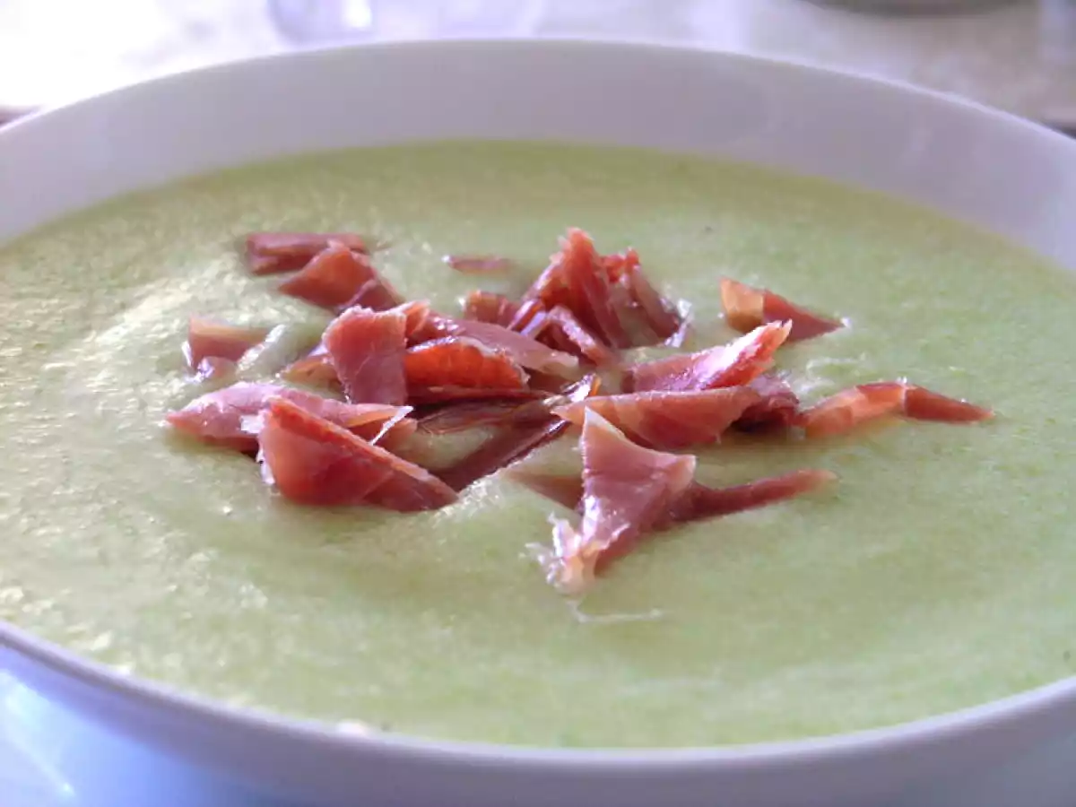 Crema de calabacín con virutas de jamón