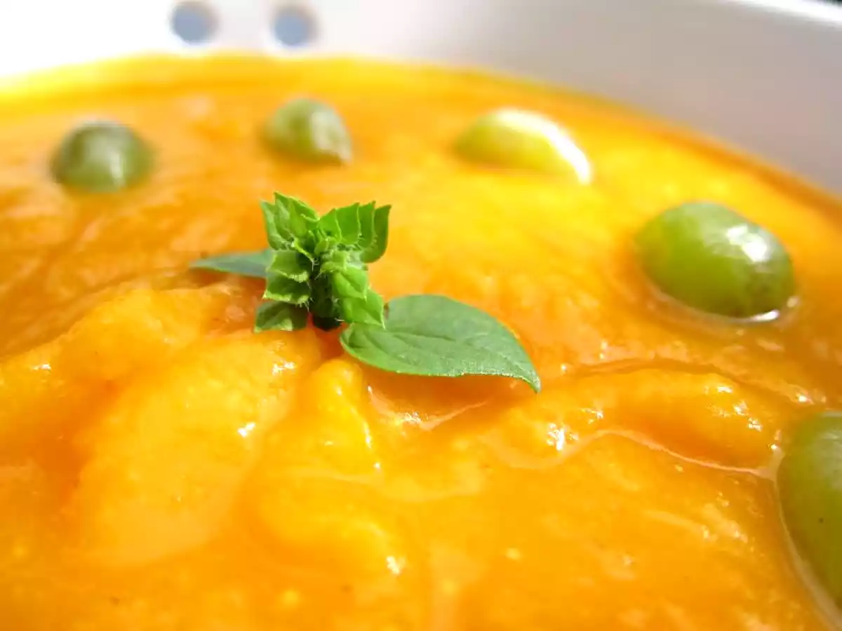 Crema de calabaza al curry con guarnición de uvas