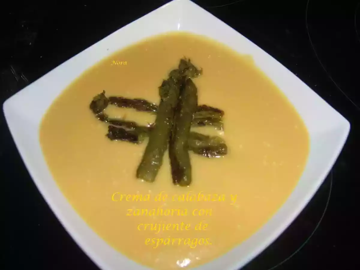 Crema de calabaza y zanahoria con crujiente de espárragos.