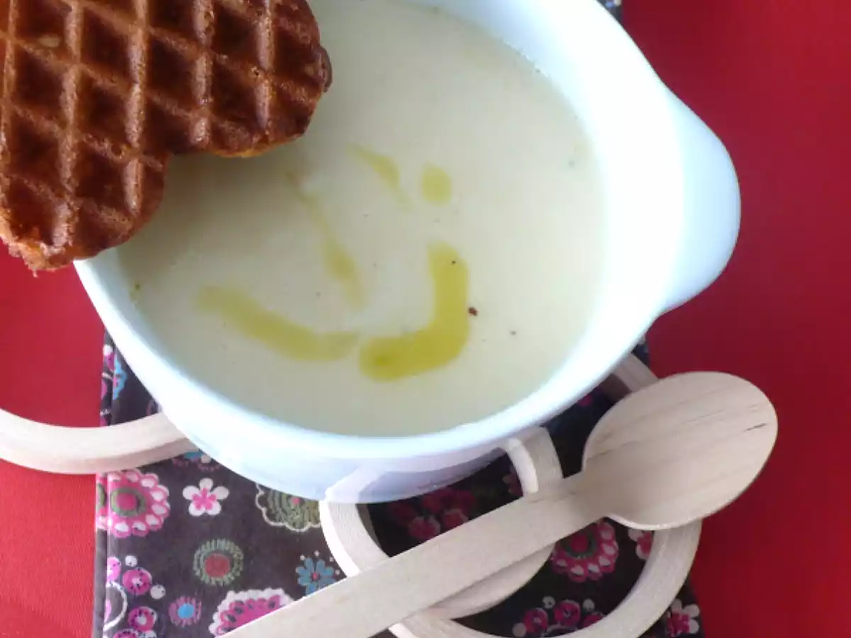 Crema de chirivía con gofre crujiente de manzana