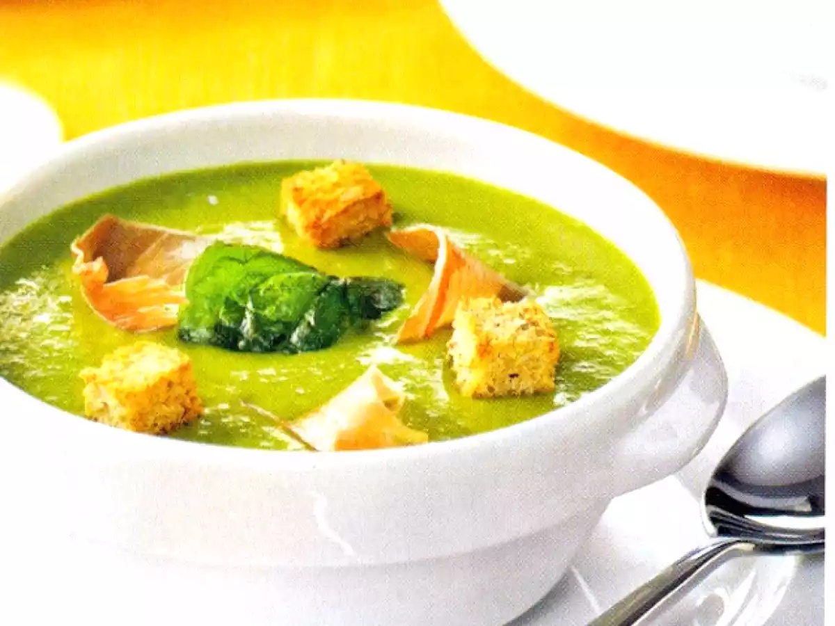 Crema de espinacas con picatostes y lascas de jamón ibérico