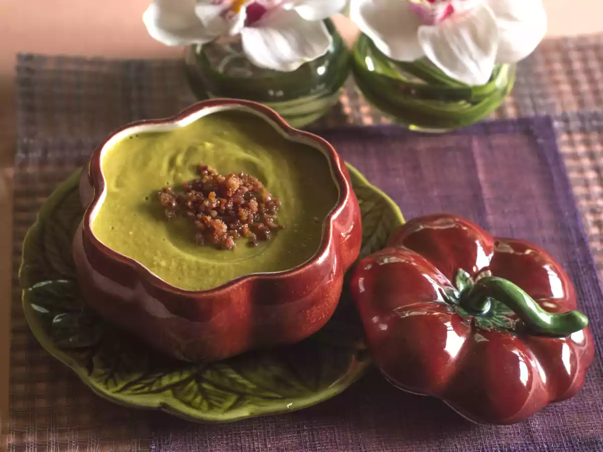 Crema de guisantes con almendras