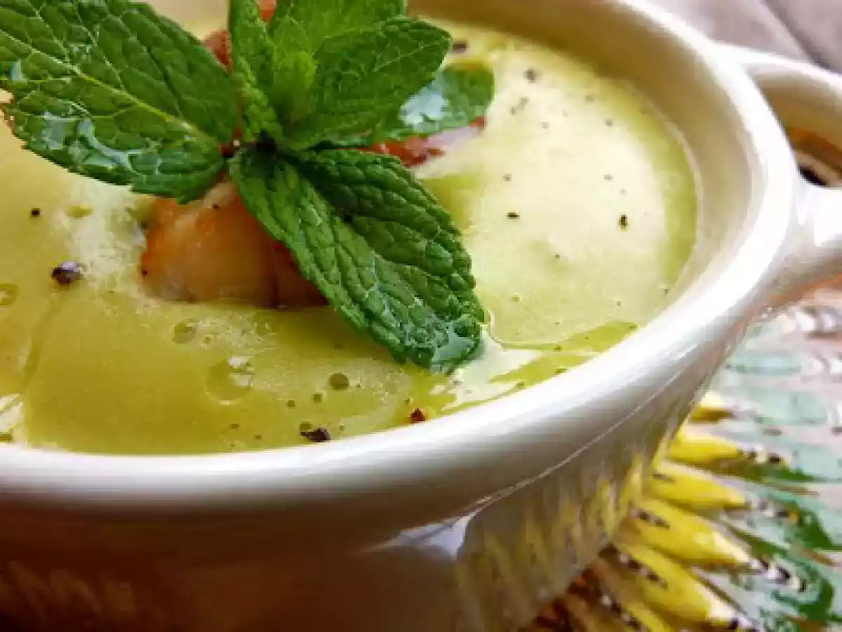 Crema de guisantes secos con hierbabuena