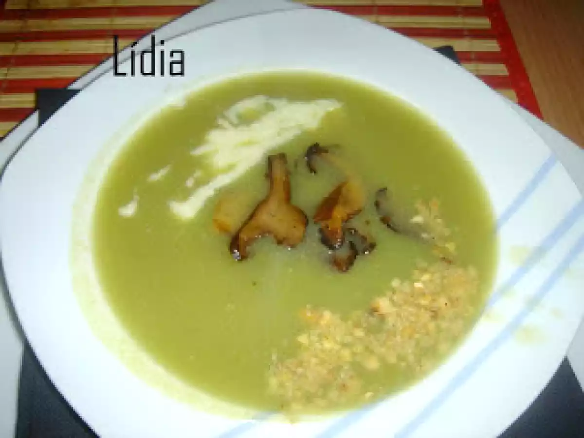 CREMA DE JUDIAS VERDES CON SETAS, PARMESANO Y AVELLANAS
