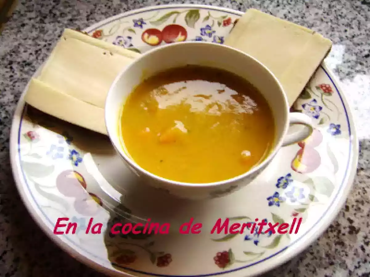 Crema de lentejas rojas, verduritas y salchicha alemana