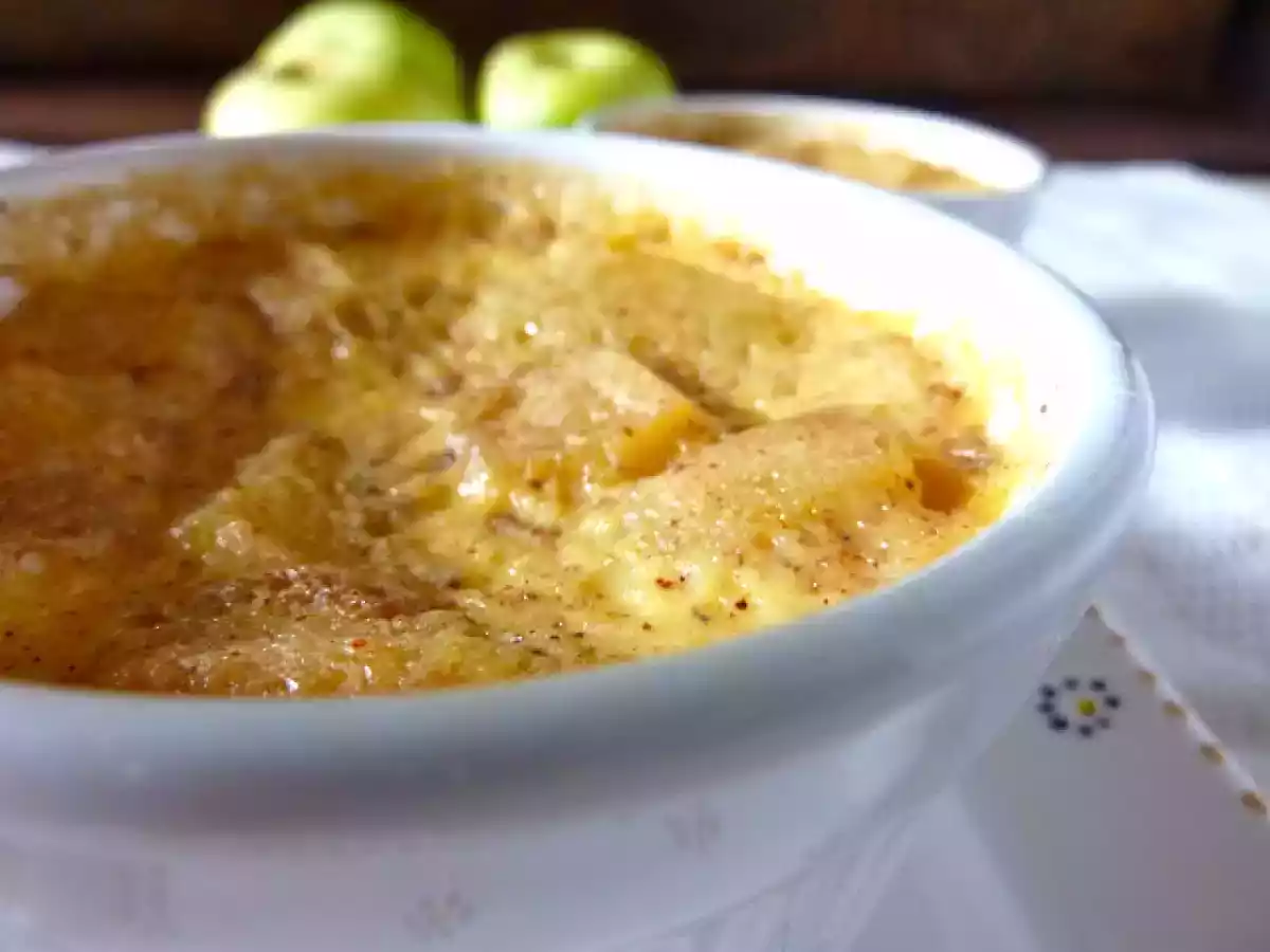 Crema de manzana, canela, y cardamomo.