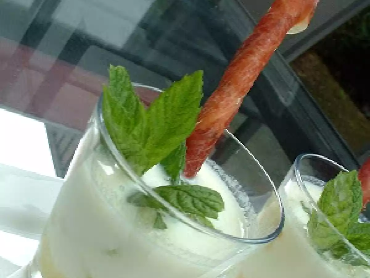 Crema de Melón y Yoghurt con Crujiente de Jamón Serrano