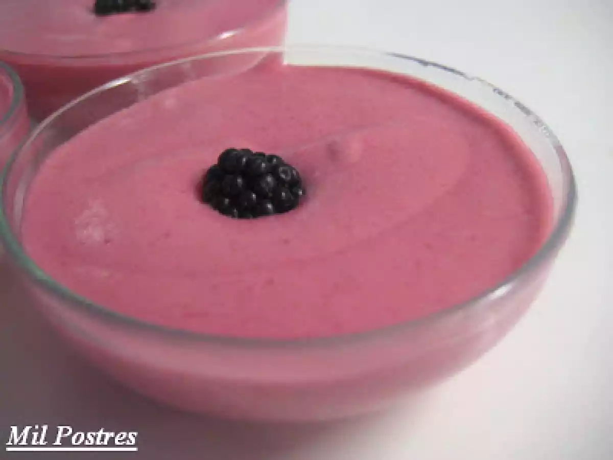 Crema de moras, yogur y queso crema