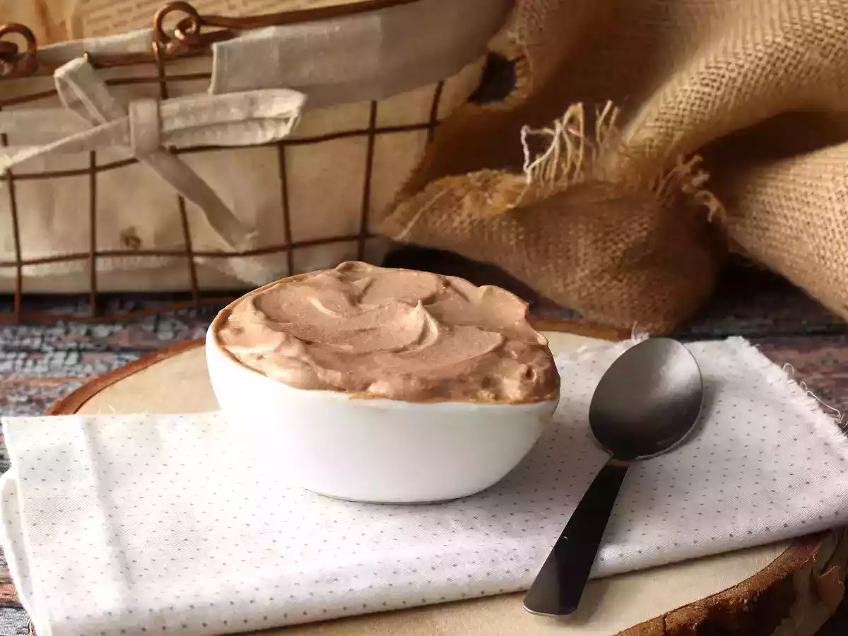 Crema de nata montada sabor Nutella, perfecta para rellenar bizcochos y tortas - foto 4