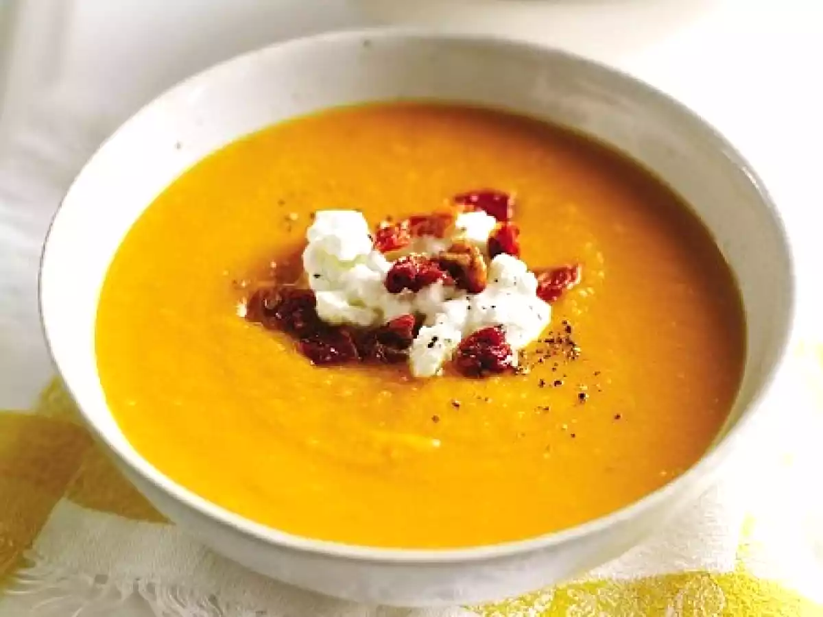 Crema de pimientos rojos asados con anchoas y queso feta
