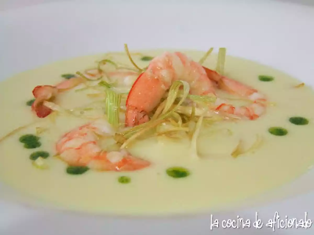 Crema de puerros con langostinos salteados