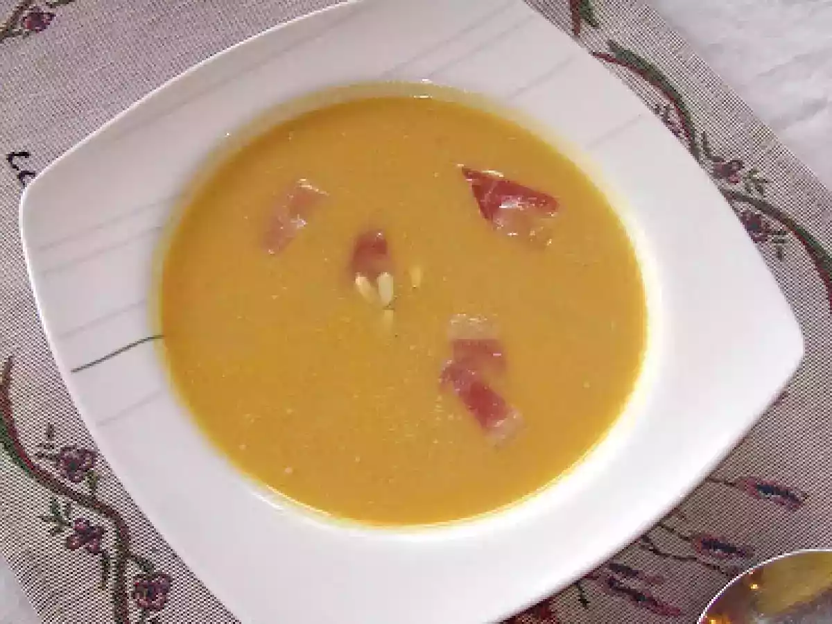 Crema de repollo con piñones e ibérico