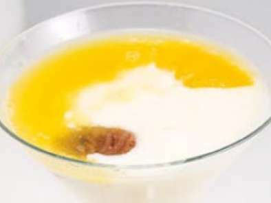 Crema de Yogur bañada en zumo de naranja