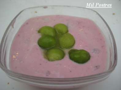 Crema de yogur y moras con bolitas de kiwi