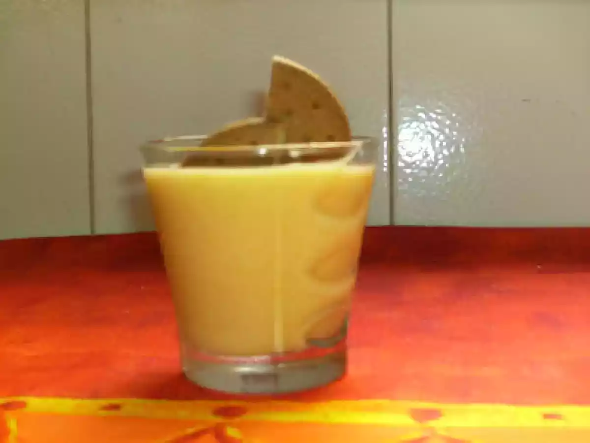 Crema fresca de melocotón y vermut a la latina